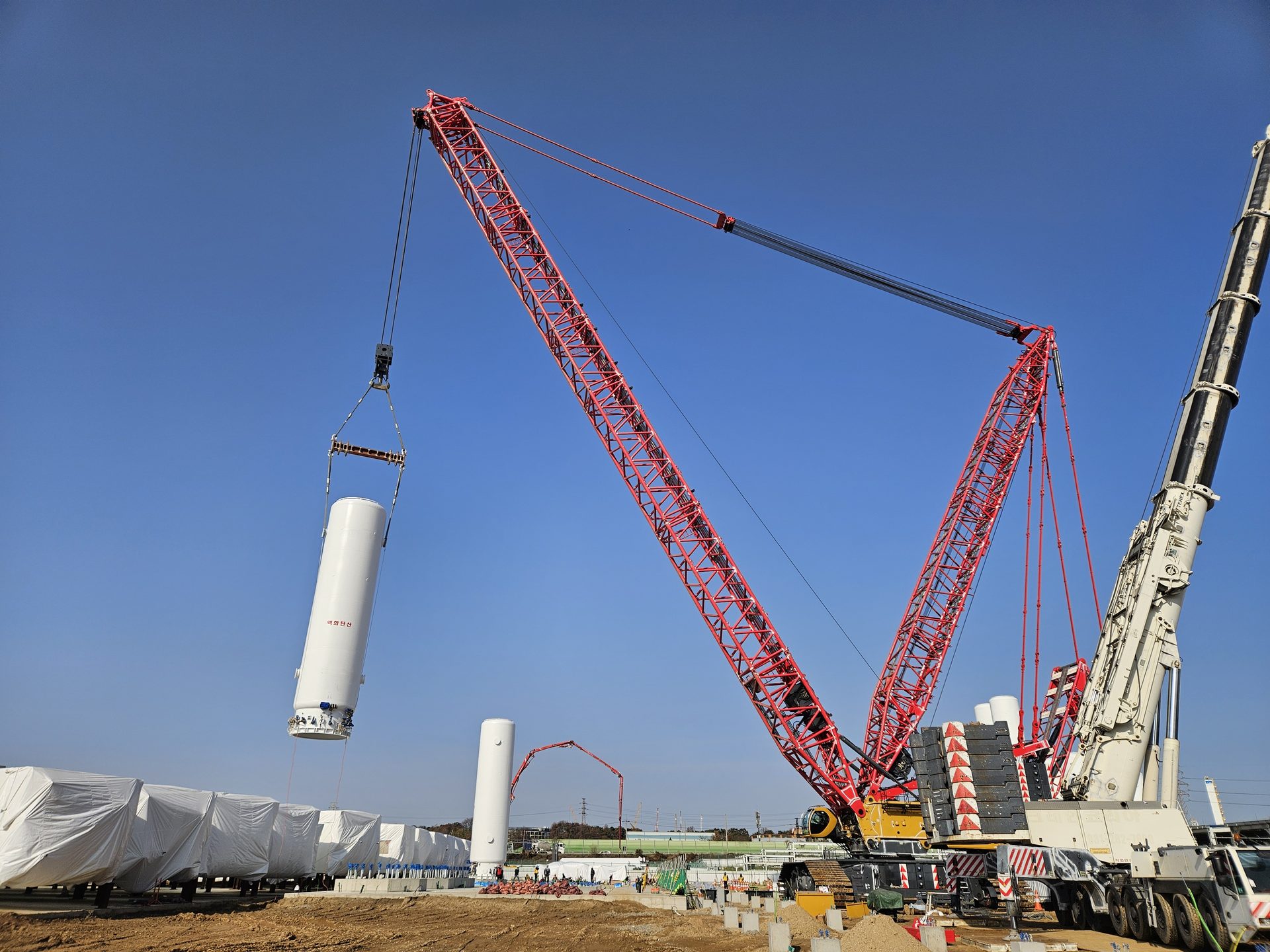CO2 bulk tank installation with a large crane